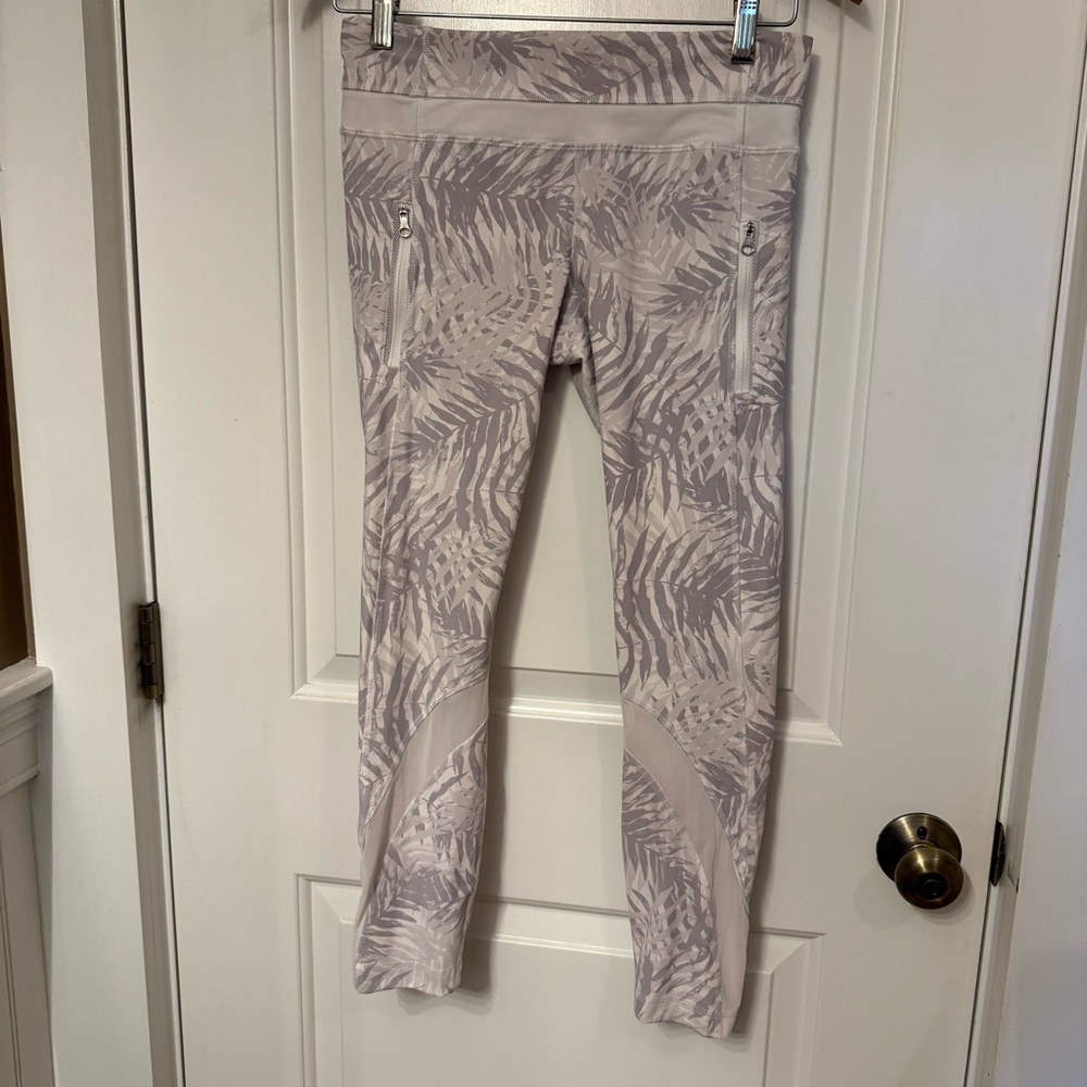 LULULEMON ATHLETICA PANTS LEGGINGS GRAY WHITE FRONDS FLORAL SHEER ACCENT SIZE 6